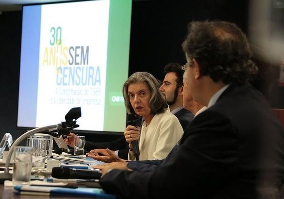 Transparência e jornalismo de qualidade são armas contra notícias falsas