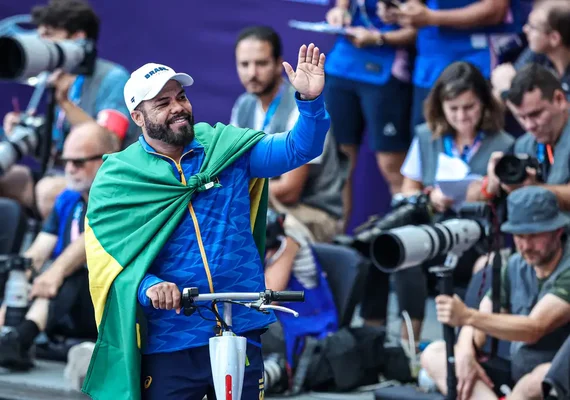 Atletismo: Claudiney Batista é tricampeão e Beth Gomes prata em Paris