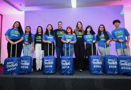 200 estudantes selecionados para intercâmbio na Inglaterra recebem kits de viagem neste terça-feira