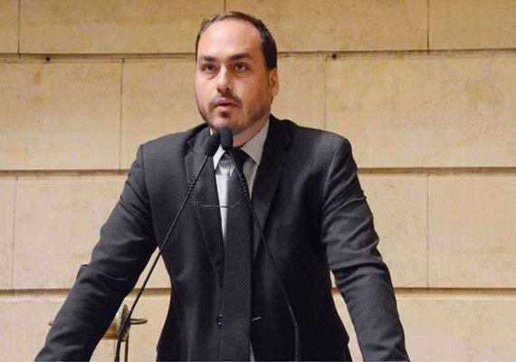 Filho de Bolsonaro defende mudanças no Enem porque 'continua petista'