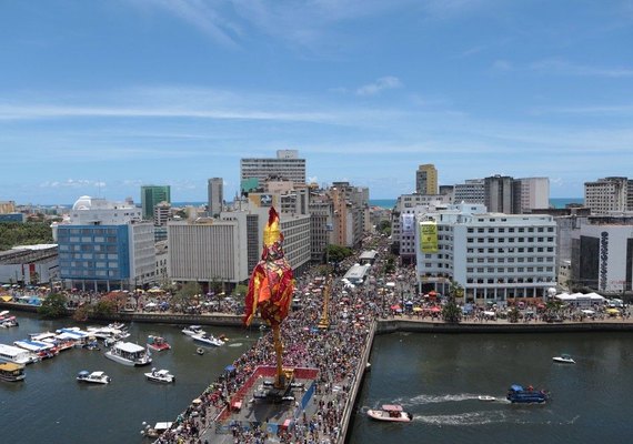 Galo da Madrugada chega ao 40º desfile promovendo encontros e arrastando multidão