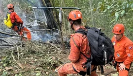 Helicóptero cai em área de mata no Rio e deixa ao menos 4 mortos