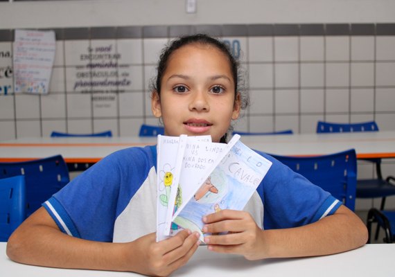 Aos 9 anos, aluna da rede municipal de ensino cria histórias e confecciona os próprios livros de forma artesanal