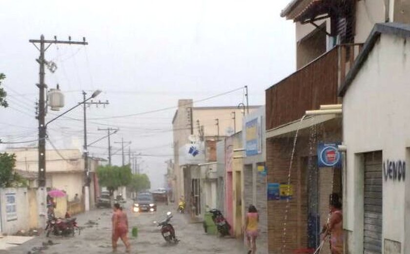 Forte chuva provoca estragos na cidade de Junqueiro