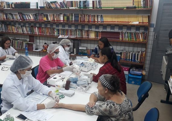 Saúde realiza ação com estudantes de escola no Jacintinho