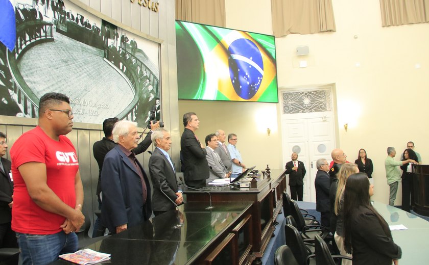 Em ato histórico, ALE restitui mandatos de deputados cassados