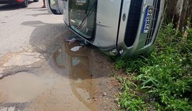 Motorista perde controle do veículo e capota em Paulo Jacinto