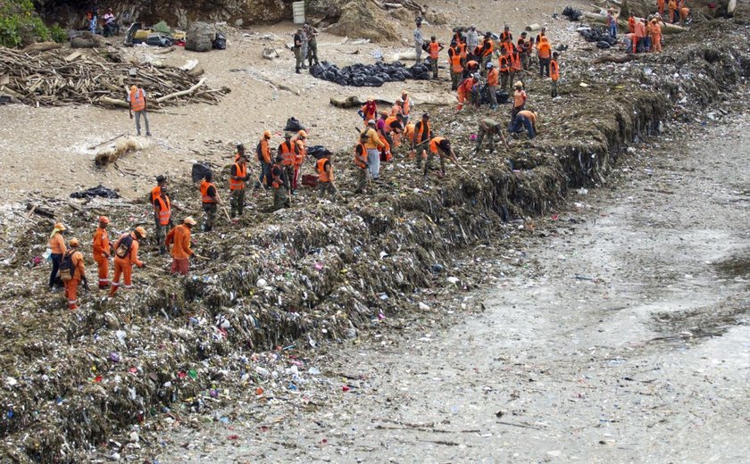Toneladas de lixo são retiradas de praias na capital da República Dominicana