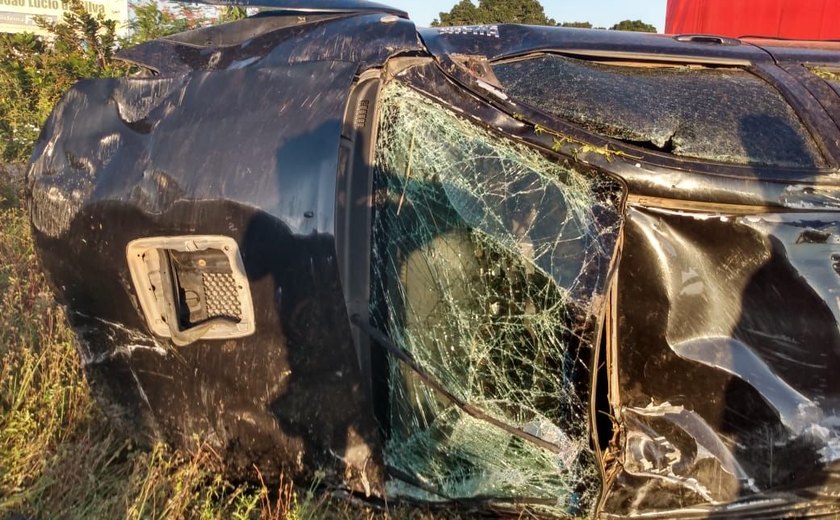 Em Arapiraca, colisão envolvendo caminhonete e dois carros deixa dois homens mortos