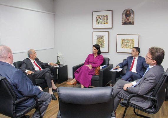 Celyrio Adamastor discute temas administrativos com a OAB/AL