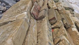 Avanço do mar ameaça orla de Maceió