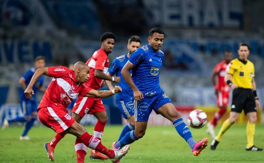 CRB vence Cruzeiro em jogo de 7 gols, chega ao quinto lugar e deixa adversário na lanterna