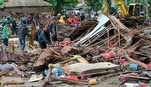 Tsunami deixa mais de 200 mortos e 800 feridos na Indonésia