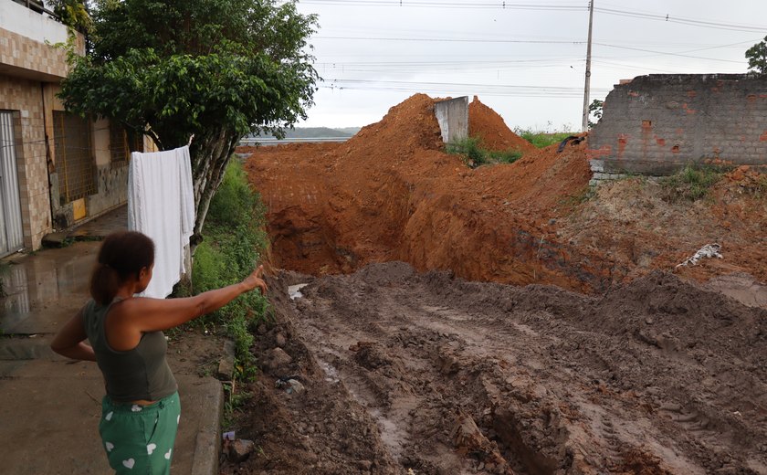 Avanço da voçoroca isola moradores na Mata do Rolo em Rio Largo