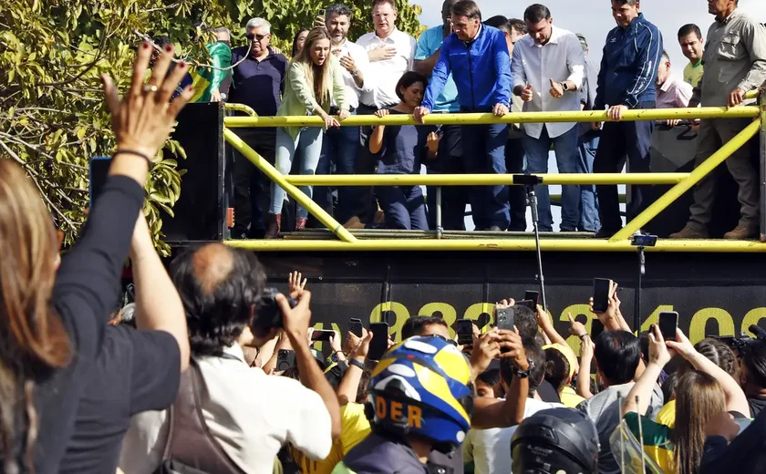 De tornozeleira, Bolsonaro participa de motociata em Brasília