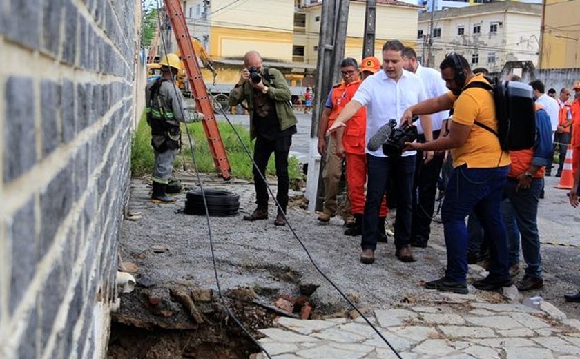 Governador vai ao bairro Pinheiro e anuncia ações emergenciais