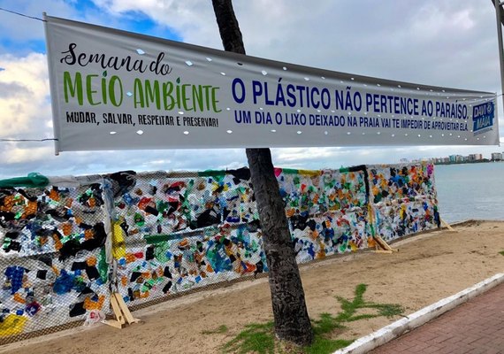 Muro de Plástico chama a atenção para a preservação das praias, na Ponta Verde