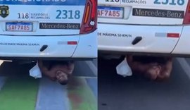 Homem é flagrado “pegando carona” debaixo de ônibus em movimento na orla de Maceió