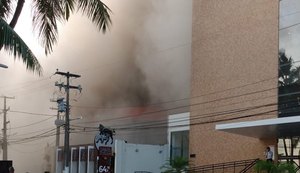 Vídeos: churrascaria pega fogo na Ponta Verde e Bombeiros enviam cinco viaturas