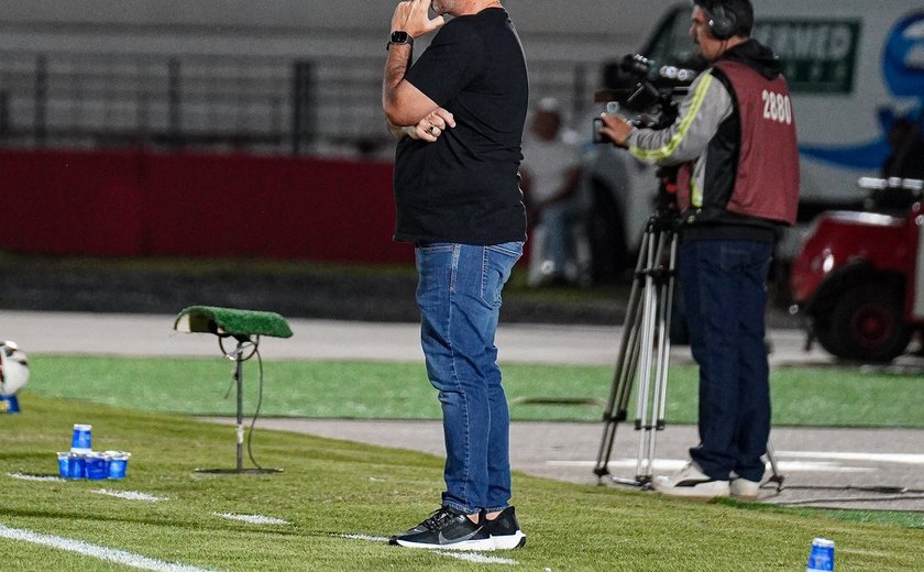 'O mérito é todo dos jogadores', afirma Barroca após triunfo do CRB fora de casa