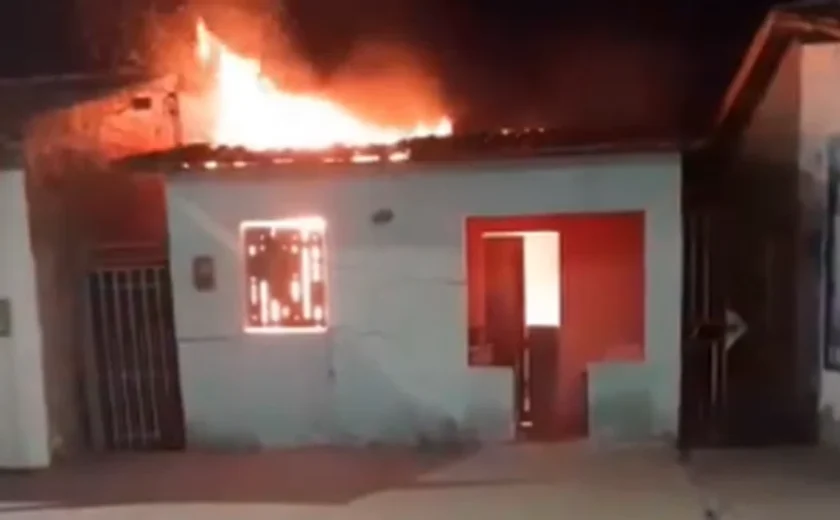 Incêndio destrói casa em Craíbas e parente de proprietária suspeita do ex-dela