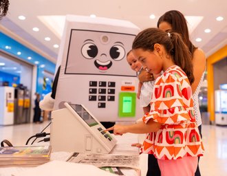 Pessoas de todas as idades participam de treinamento em shopping de Maceió