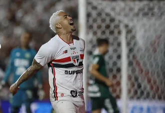 São Paulo vence Chapecoense e assume liderança isolada do Brasileiro