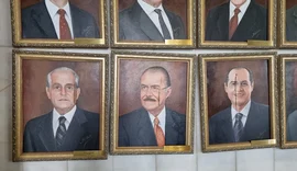 Vídeo mostra mulher quebrando quadro de Renan Calheiros no Senado em 8 de janeiro