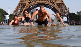 Torre Eiffel é fechada por conta da onda de calor em Paris