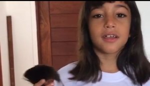 Garota corta cabelo para ajudar crianças com câncer em Arapiraca