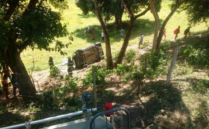 Na BR-101 em Joaquim Gomes, uma pessoa morre após capotamento