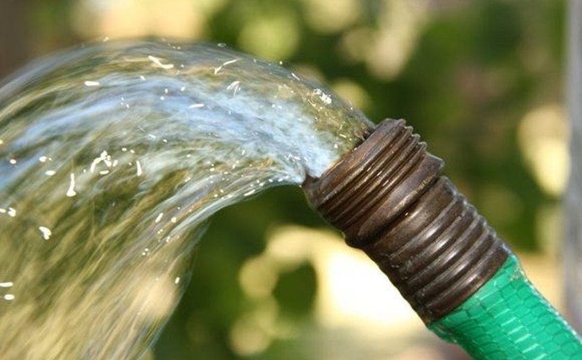 Rompimento de tubulação afeta abastecimento de água na Jatiúca