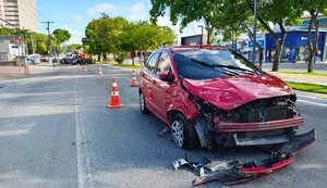 Colisão entre carros de passeio deixa homem ferido e trânsito lento na Avenida Fernandes Lima