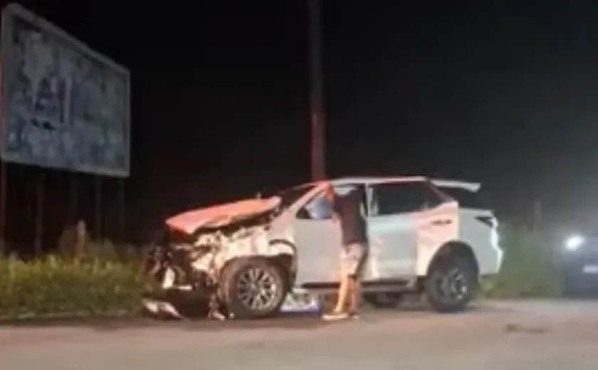Prefeito de Matriz de Camaragibe fica ferido após carro bater em cavalo solto na pista