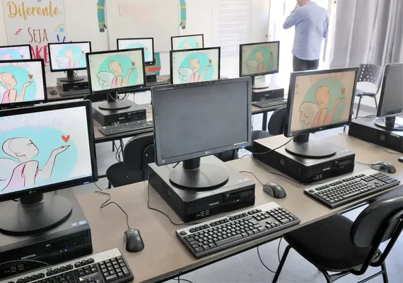 80% das escolas têm wi-fi e internet com velocidade adequada, diz MEC