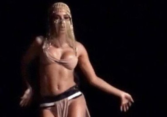 Anitta se assusta com cobra e sai correndo durante gravação de clipe; assista