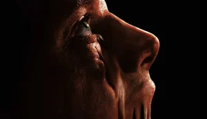 Cara-De-Barro ganha trailer perturbador e revela o filme mais sombrio da DC até agora