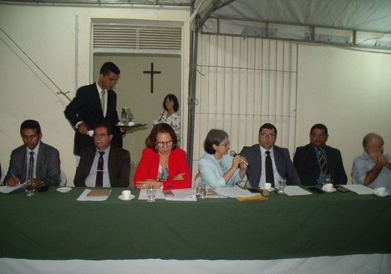 Vereadores de Arapiraca realizam sessão em pátio de igreja