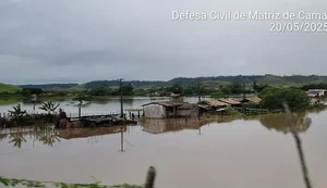 Rio Camaragibe transborda em Matriz de Camaragibe  na manhã desta terça-feira (20)