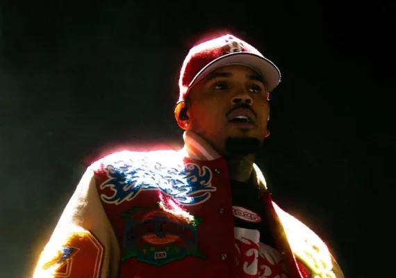 Chris Brown é condenado por agredir produtor musical com garrafadas na cabeça em boate
