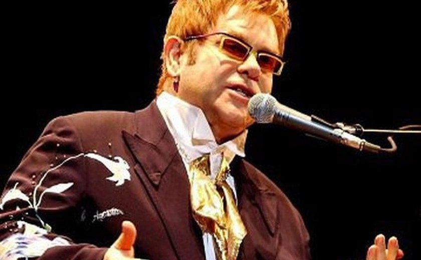 Elton John perde parte da visão de um olho após pegar infecção severa