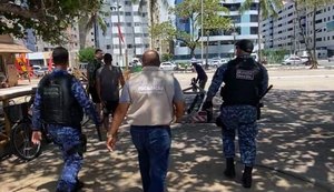 Operações apreendem carrocinhas e moto aquática usadas irregularmente na orla