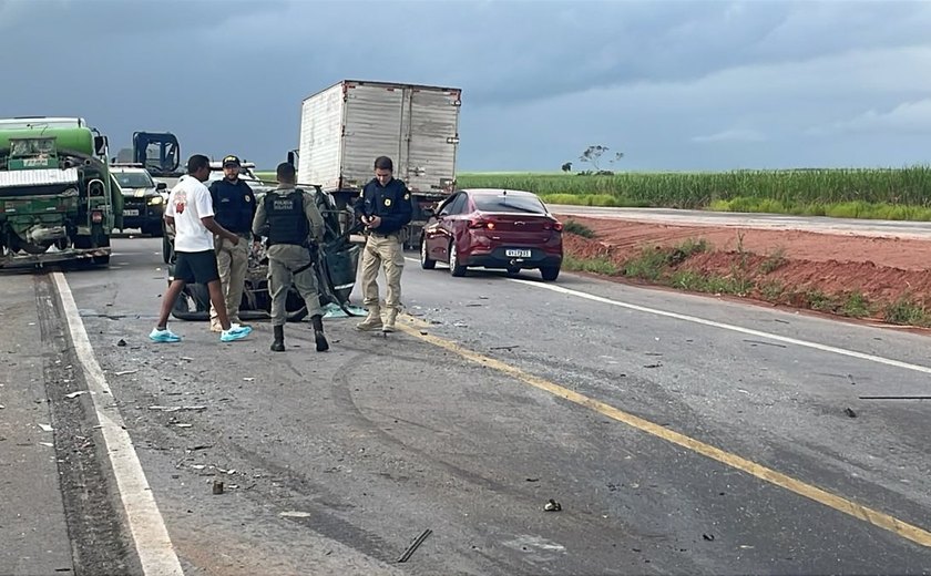 Motorista morre após colisão entre carro e caminhão na BR-424, em Marechal Deodoro