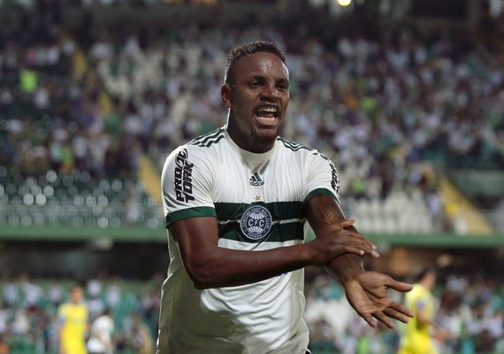 Vasco acerta detalhes com o Santos e recebe o zagueiro Cleber por empréstimo