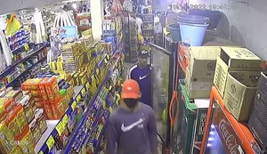 Assaltantes entram em mercadinho, se passam por clientes e anunciam assalto