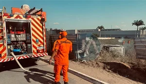 Carro capota e pega fogo após motorista desviar de motociclista na AL-220
