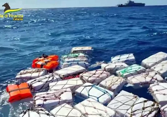 Polícia apreende duas toneladas de cocaína boiando no mar