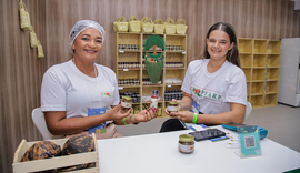 Mulheres extrativistas de Alagoas trazem a força da pimenta rosa para o Salão do Turismo