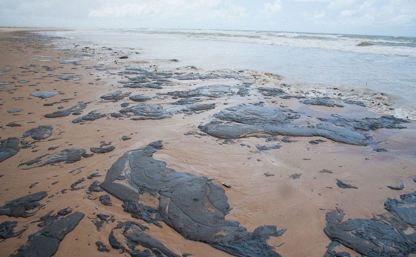 Número de municípios atingidos por óleo no litoral do Nordeste sobe para 53