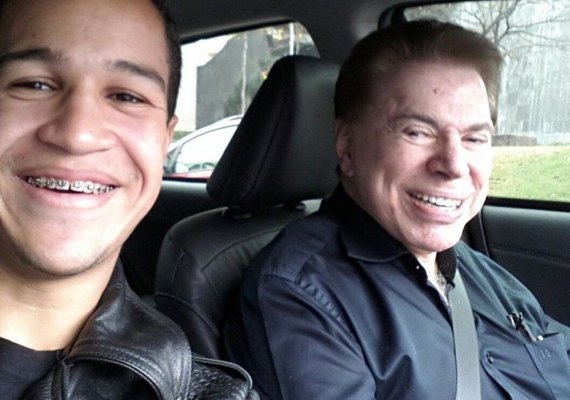 Não deve ser fácil ser segurança do dono do baú: Silvio Santos dá carona para fã